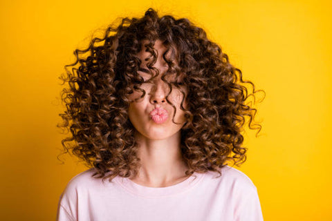 Cheveux Bouclés : Comment Sublimer Vos Boucles en 2025 ?